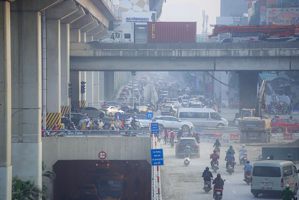 Không khí ô nhiễm, bầu trời Hà Nội mù mịt - Ảnh 6.