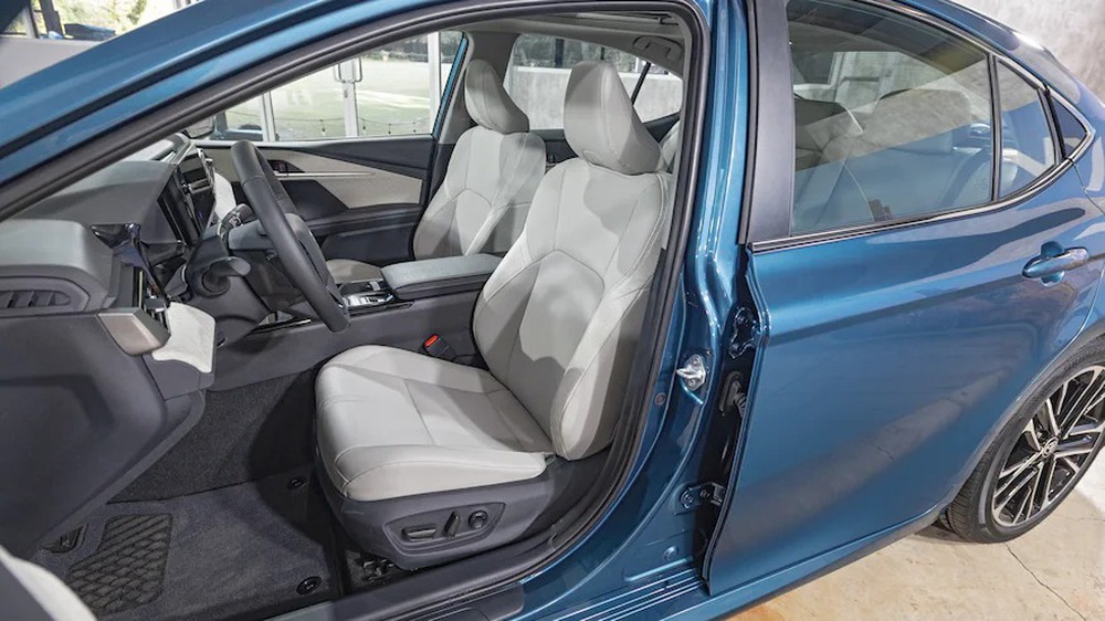 Báo Mỹ đánh giá nội thất Toyota Camry 2025: Hiện đại, dễ dùng, không còn cảm giác bị cắt trang bị với bản thấp - Ảnh 17.