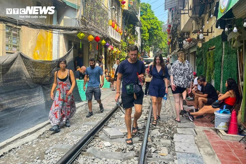 Nườm nượp khách du lịch check-in phố đường tàu mới mọc ở Hà Nội - Ảnh 15.