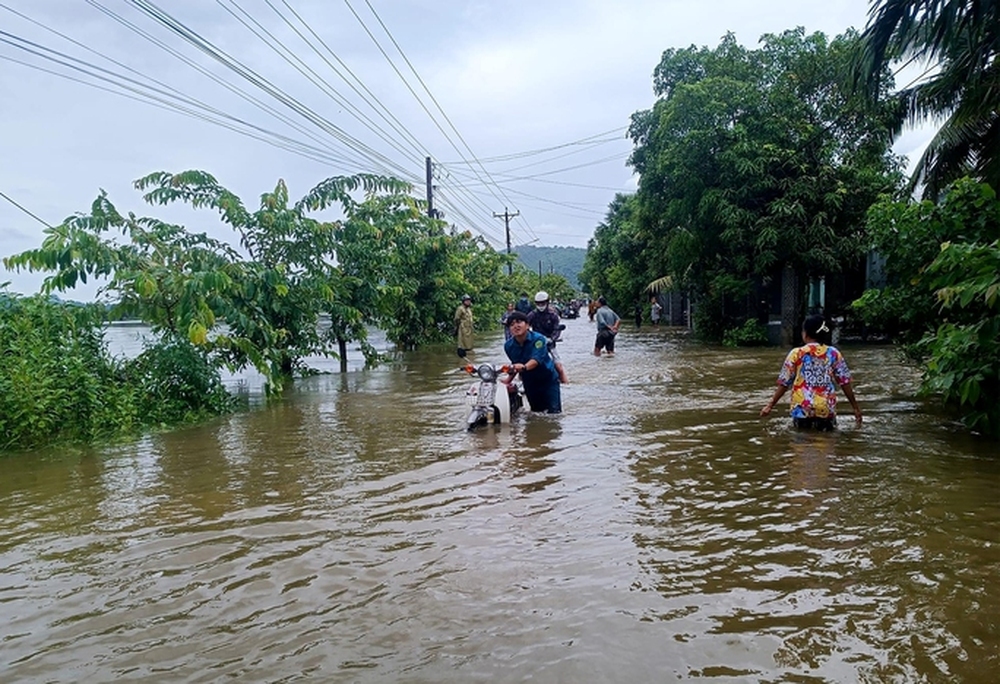 An Giang: Mưa dông nguy hiểm, hàng trăm nhà bị sập - Ảnh 5.