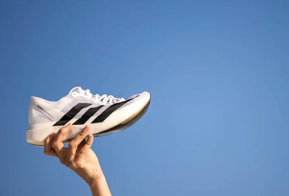 Đôi giày giá 500 USD, đảm bảo chạy nhanh hơn nhưng chỉ dùng được 1 lần của Adidas gây tranh cãi dữ dội - Ảnh 1.