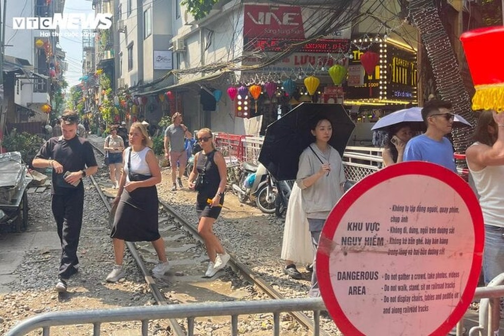 Nườm nượp khách du lịch check-in phố đường tàu mới mọc ở Hà Nội - Ảnh 4.