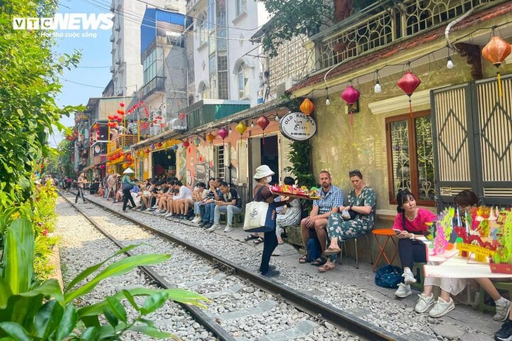 Nườm nượp khách du lịch check-in phố đường tàu mới mọc ở Hà Nội - Ảnh 3.