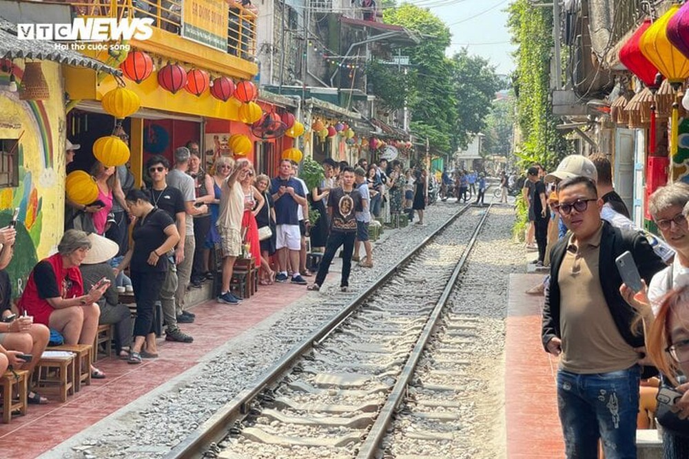 Nườm nượp khách du lịch check-in phố đường tàu mới mọc ở Hà Nội - Ảnh 2.