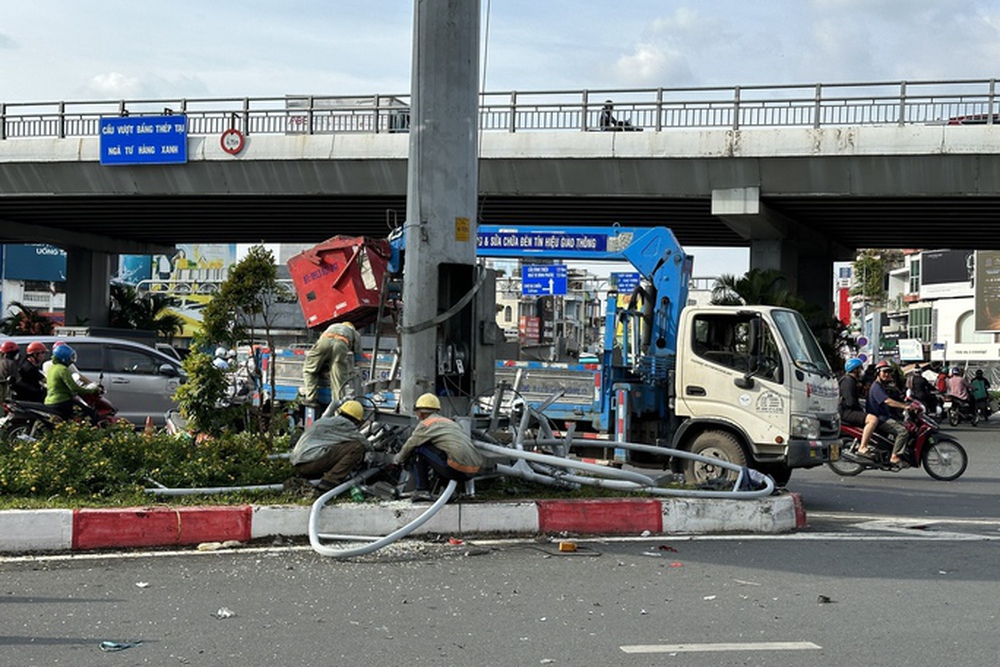 Sập giàn đèn ngã tư Hàng Xanh, một công nhân bị đè trúng - Ảnh 1.