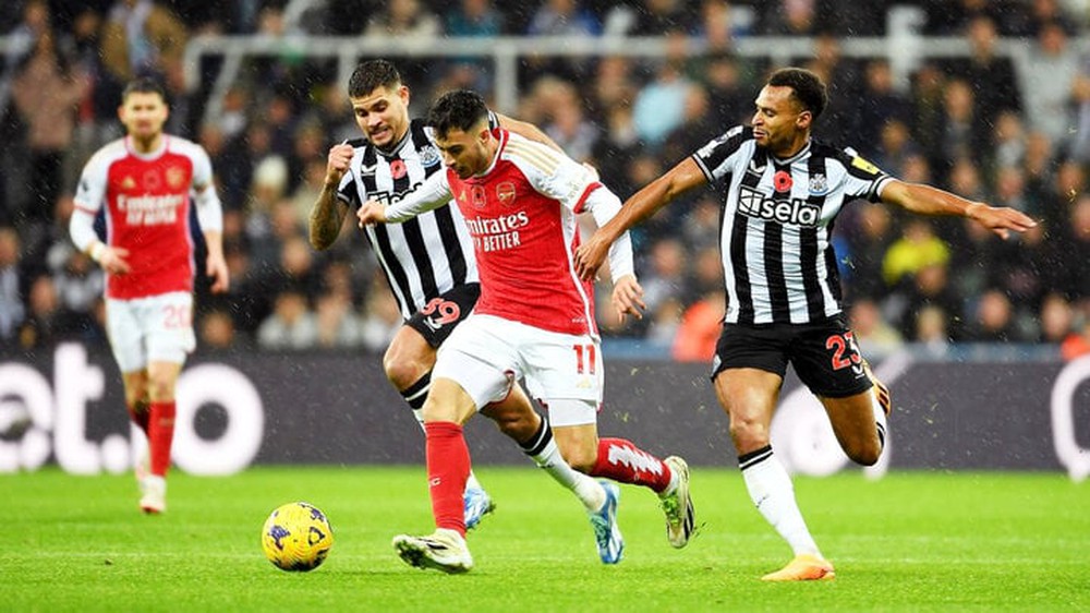 VAR gây tranh cãi, Arsenal thua đau Newcastle - Ảnh 1.