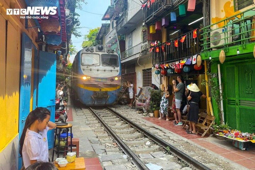 Nườm nượp khách du lịch check-in phố đường tàu mới mọc ở Hà Nội - Ảnh 13.