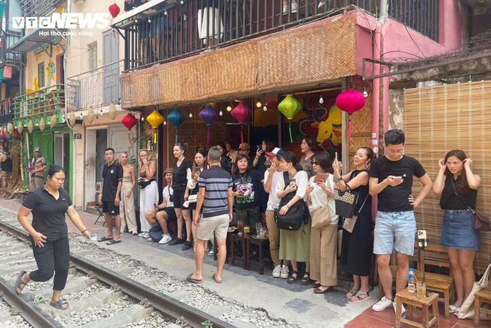 Nườm nượp khách du lịch check-in phố đường tàu mới mọc ở Hà Nội - Ảnh 12.