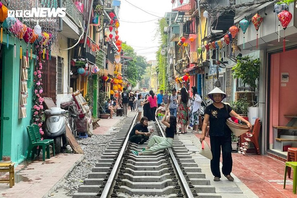 Nườm nượp khách du lịch check-in phố đường tàu mới mọc ở Hà Nội - Ảnh 10.