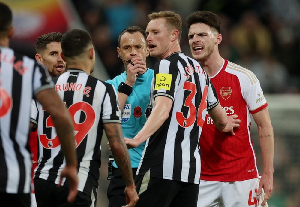 VAR bị vô hiệu hóa hay trọng tài Anh run tay vì Newcastle? - Ảnh 8.