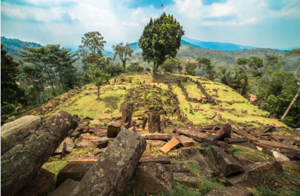 Kim tự tháp bị chôn vùi ở Indonesia có thể cổ xưa nhất thế giới - Ảnh 1.