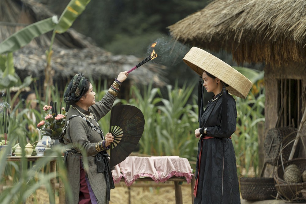 Phim 18+ Người vợ cuối cùng của Victor Vũ: Nội dung cũ kỹ, diễn xuất gượng gạo - Ảnh 4.