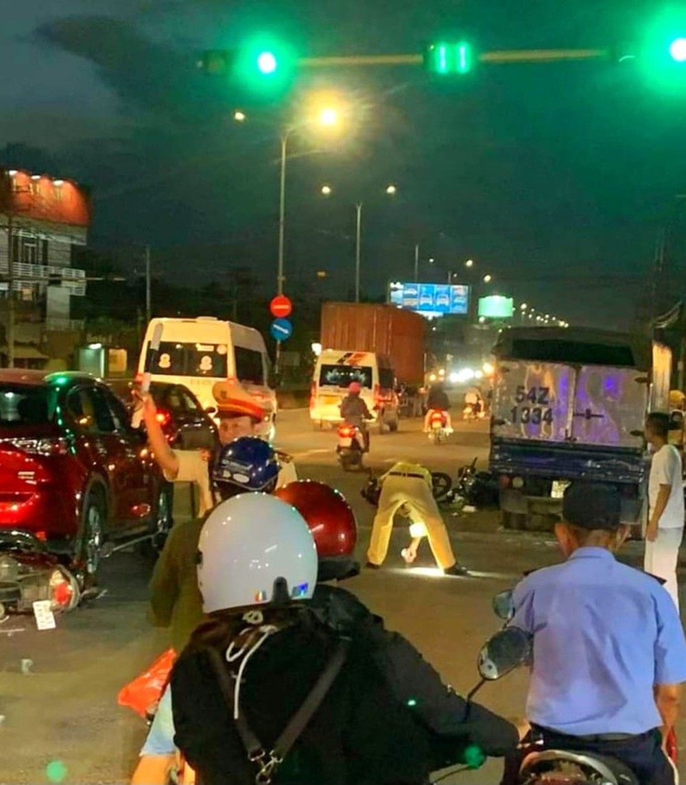 NÓNG: Xe tải tông hàng loạt xe máy chờ đèn đỏ ở Đồng Nai - Ảnh 1.