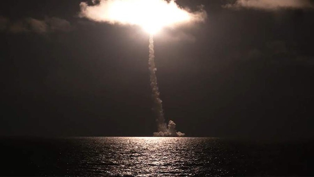 Video tàu ngầm hạt nhân bắn tên lửa đạn đạo Bulava - Ảnh 1.