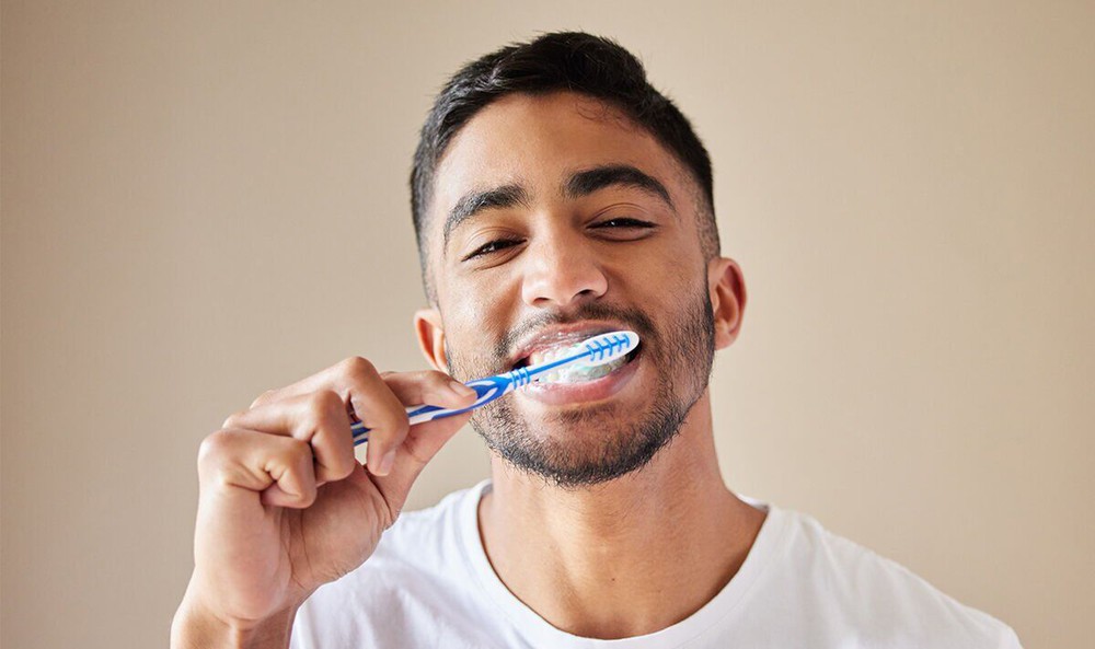Nên đánh răng trước hay sau ăn sáng? Thói quen hàng ngày nhưng nhiều người vẫn làm sai - Ảnh 1.