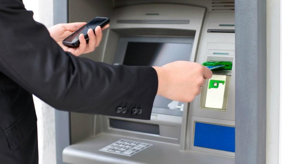 Rút tiền tại cây ATM nhưng bị 'nuốt' thẻ, chưa đầy 1 giờ đồng hồ, người