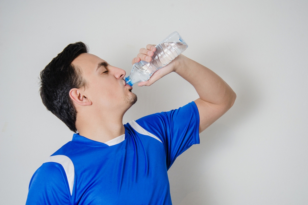 Uống quá nhiều nước có thể dẫn đến những cơn động kinh, dấu hiệu cảnh báo bạn đang dư thừa nước - Ảnh 3.