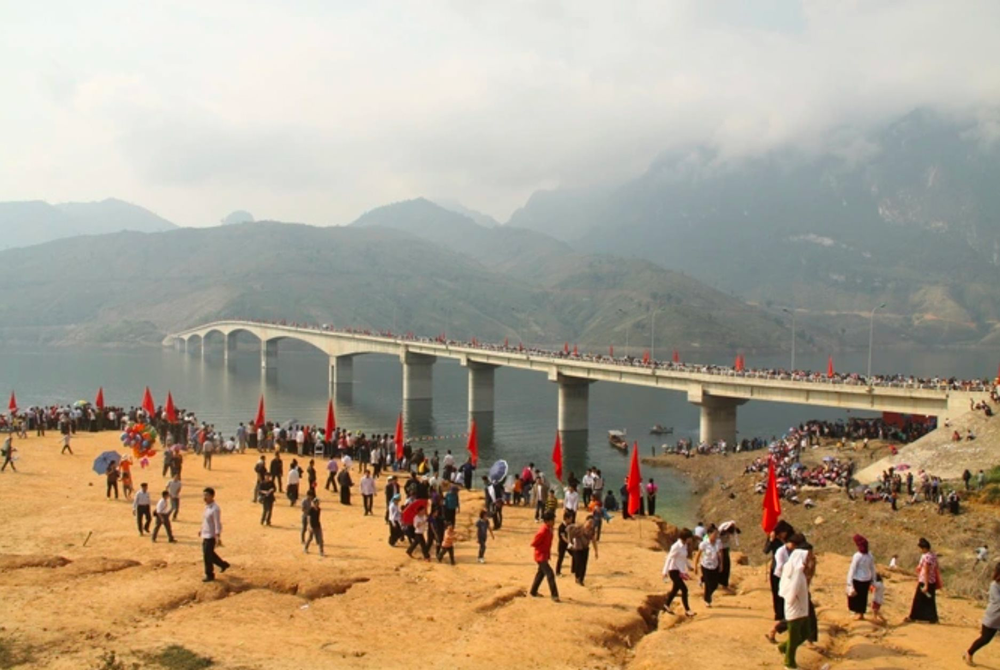 DN đằng sau Cầu Pá Uôn - Cây cầu hoàn toàn Made in Vietnam, xưng danh trụ cầu cao nhất Việt Nam - Ảnh 2.