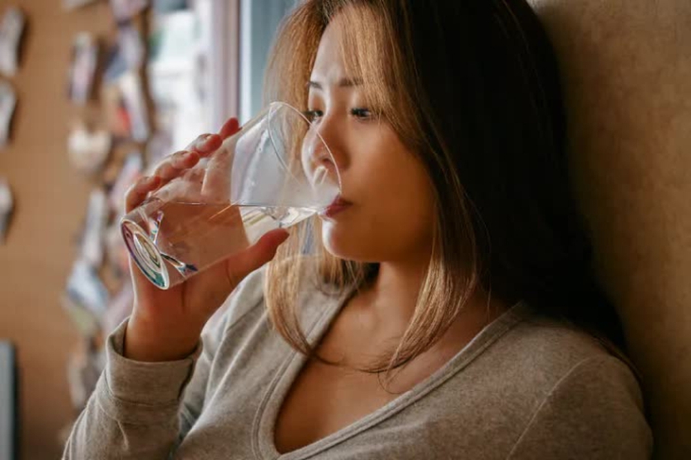 Uống quá nhiều nước có thể dẫn đến những cơn động kinh, dấu hiệu cảnh báo bạn đang dư thừa nước - Ảnh 2.