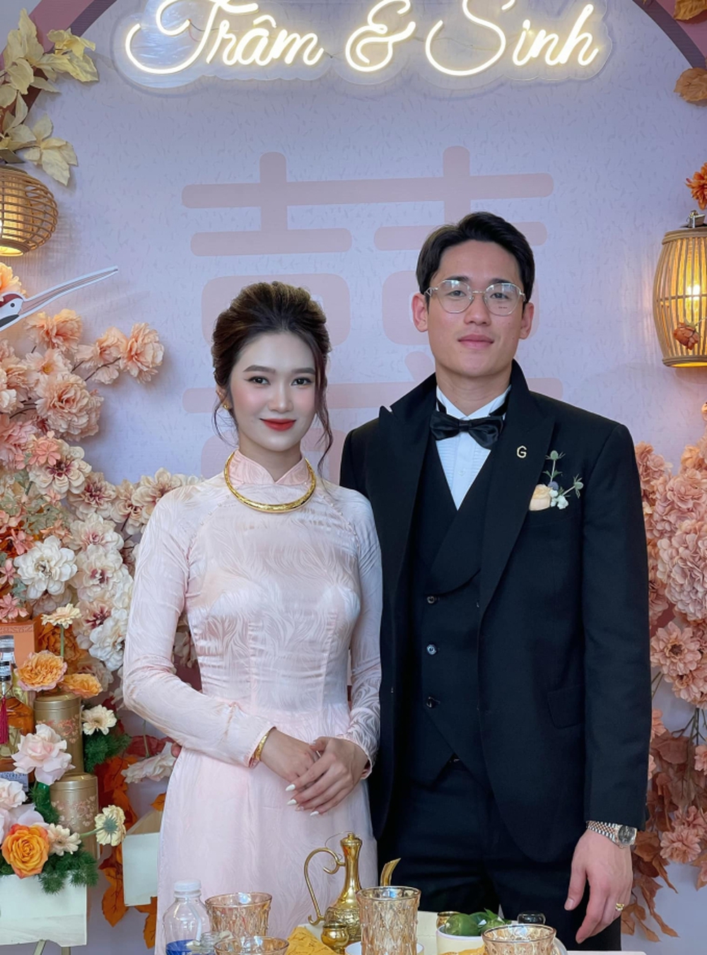 Trung vệ điển trai nhất U23 Việt Nam khoe giấy đăng ký kết hôn với vợ làm ngân hàng - Ảnh 2.