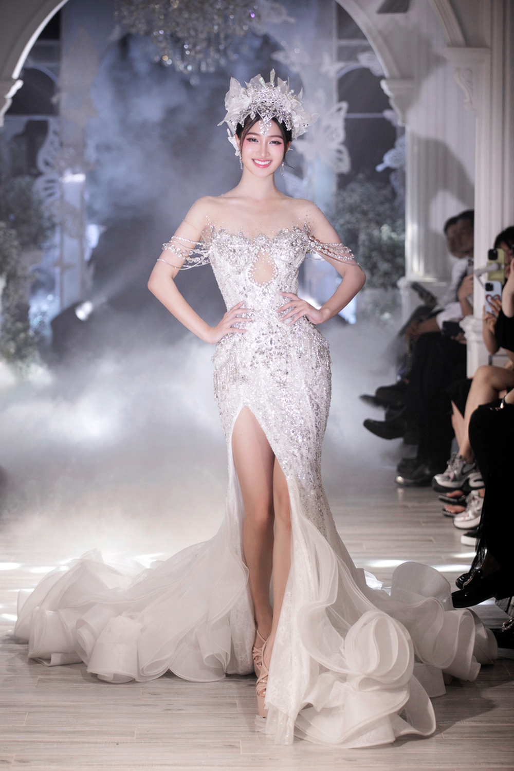 Hoa hậu Mai Phương diện đầm dài 3,5 mét nặng 12 kg - Ảnh 3.