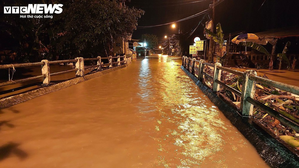 Nửa đêm nước lớn, dân rốn lũ Đà Nẵng bơ phờ dọn đồ chạy lụt - Ảnh 8.