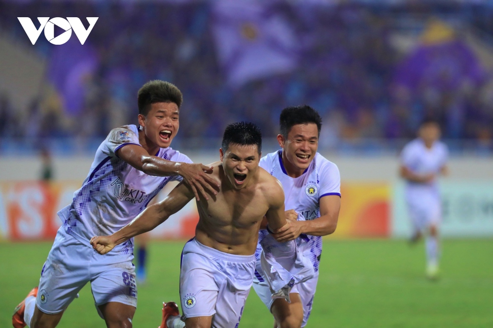 Ngược dòng đả bại Wuhan, Hà Nội FC và Tuấn Hải nhận mưa tiền thưởng từ bầu Hiển - Ảnh 1.