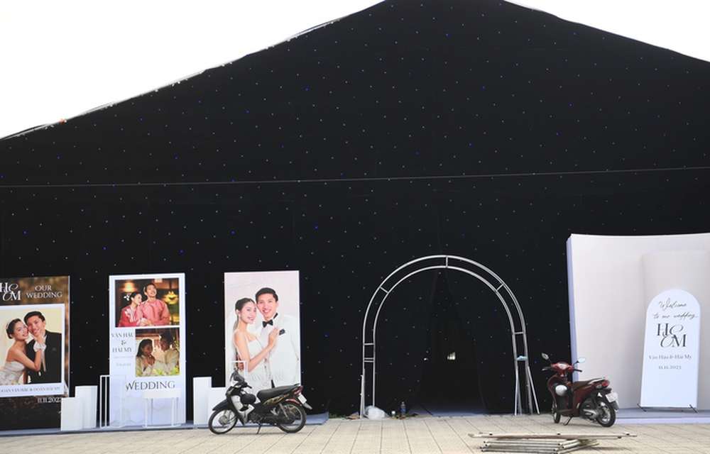 Rạp cưới nhà Đoàn Văn Hậu dùng 200 đèn chiếu sáng, hệ thống âm thanh thuê từ Hà Nội về quê - Ảnh 10.