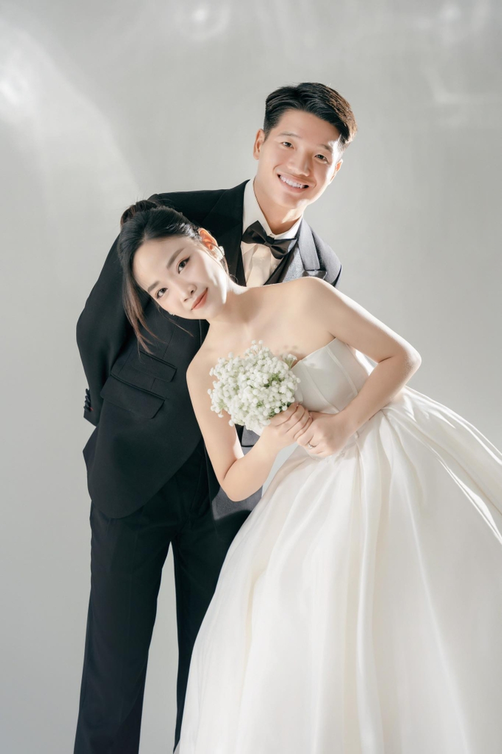 Thủ môn U23 Việt Nam nức tiếng một thời tung bộ ảnh cưới ngọt ngào với vợ làm giáo viên tiểu học - Ảnh 3.