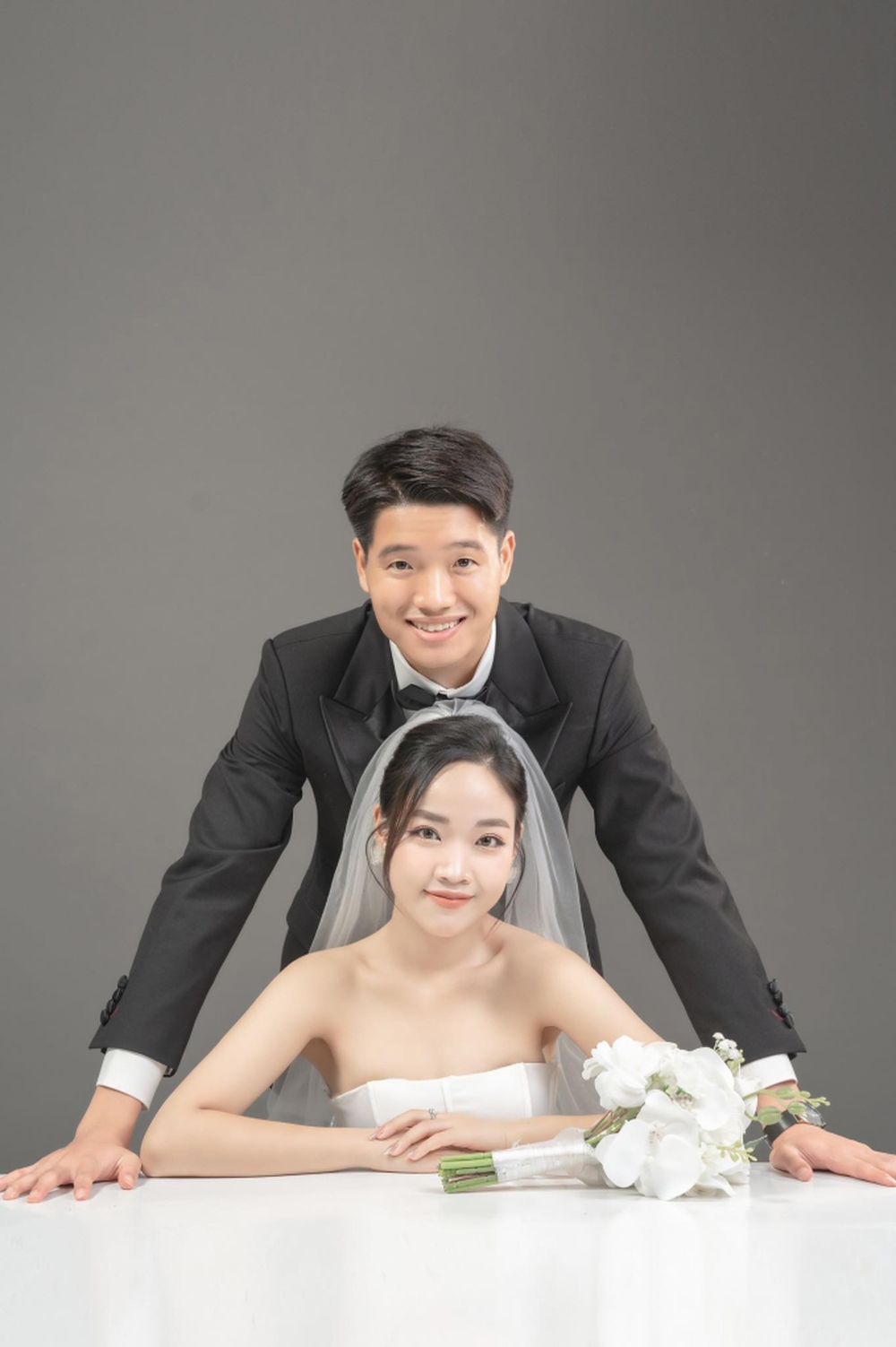 Thủ môn U23 Việt Nam nức tiếng một thời tung bộ ảnh cưới ngọt ngào với vợ làm giáo viên tiểu học - Ảnh 2.