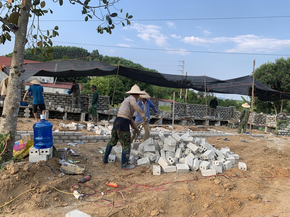 Chồng mất đột ngột, góa phụ 25 tuổi ở Bắc Giang được thím chồng cho đất, 20 người thay nhau giúp xây nhà - Ảnh 4.