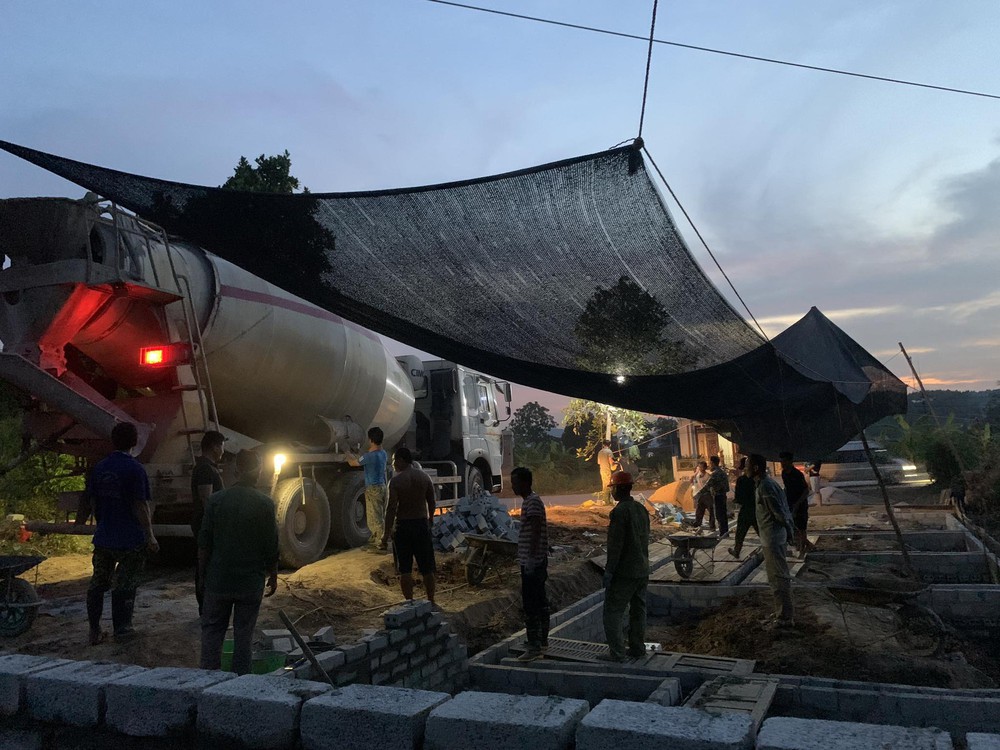Chồng mất đột ngột, góa phụ 25 tuổi ở Bắc Giang được thím chồng cho đất, 20 người thay nhau giúp xây nhà - Ảnh 7.