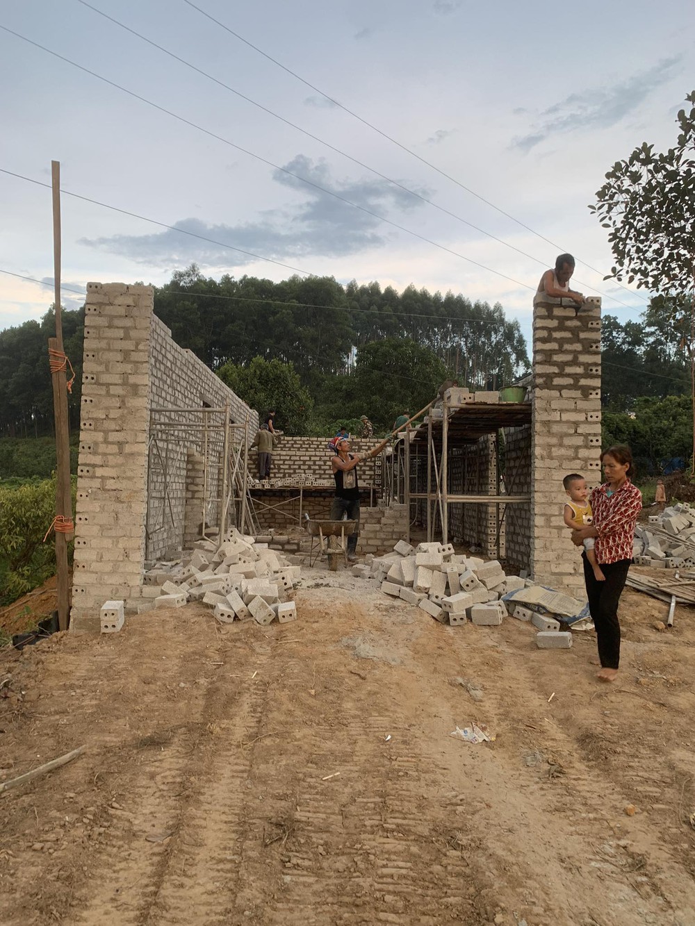 Chồng mất đột ngột, góa phụ 25 tuổi ở Bắc Giang được thím chồng cho đất, 20 người thay nhau giúp xây nhà - Ảnh 5.