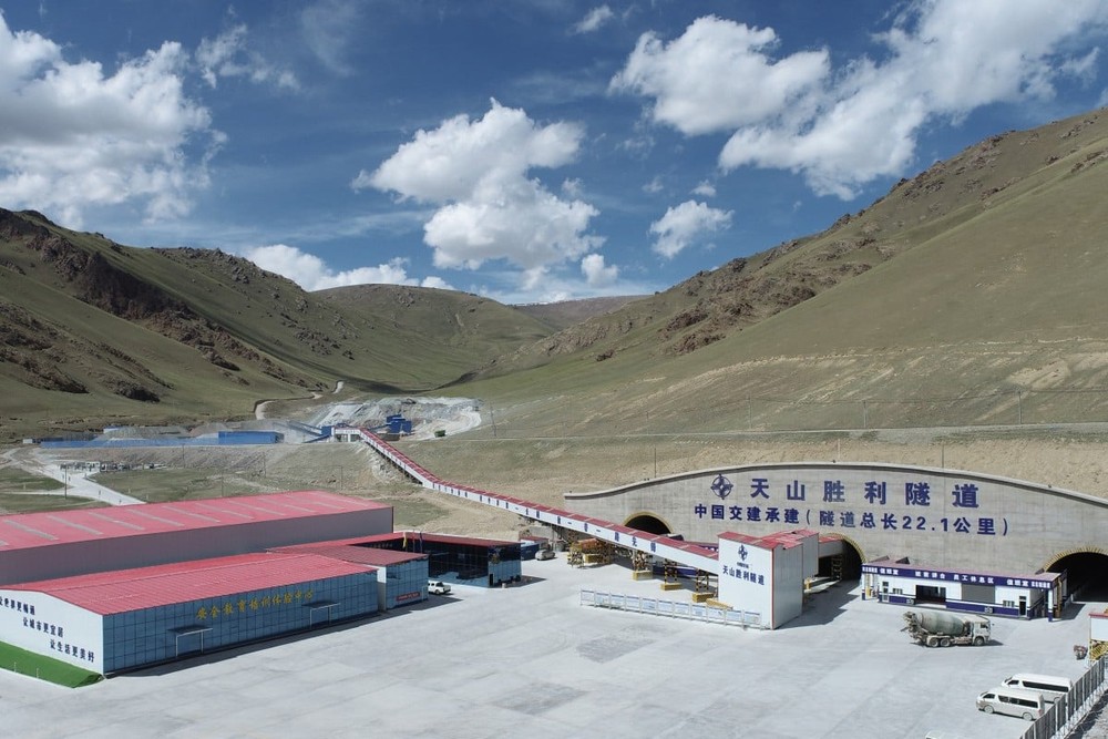 Công trình khủng xuyên qua dãy núi dài bậc nhất hành tinh tại Tân Cương: Kết nối Trung Quốc với Trung Á - Ảnh 1.