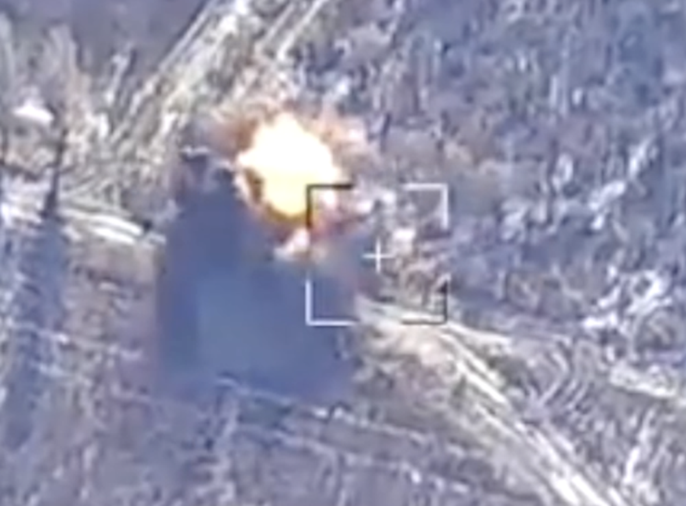 Ukraine công bố video tấn công mục tiêu Nga cách biên giới 4.000 km; phá huỷ tên lửa Tor-M2 - Ảnh 2.
