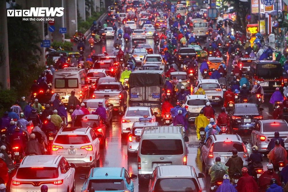 Đường phố Hà Nội hỗn loạn từ sáng đến tối vì mưa, người dân chật vật di chuyển - Ảnh 9.