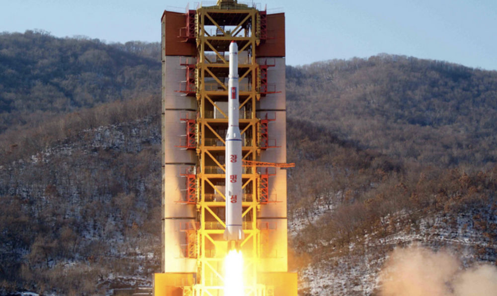 Mỹ trừng phạt loạt tin tặc và cá nhân Triều Tiên sau vụ phóng vệ tinh do thám - Ảnh 1.