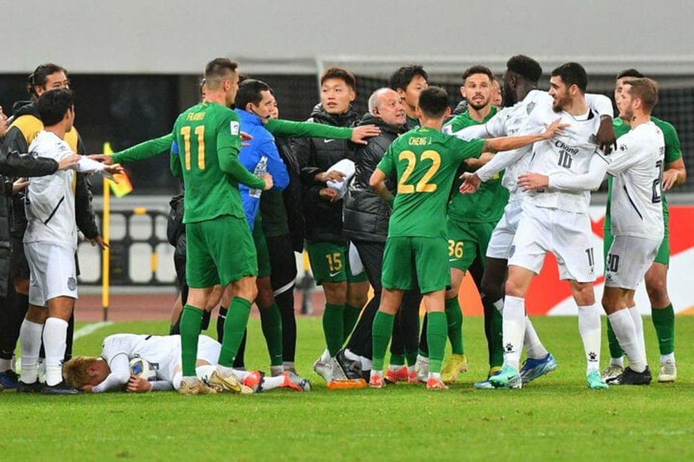 AFC ra án phạt vụ đội bóng Thái Lan, Trung Quốc đánh nhau - Ảnh 1.