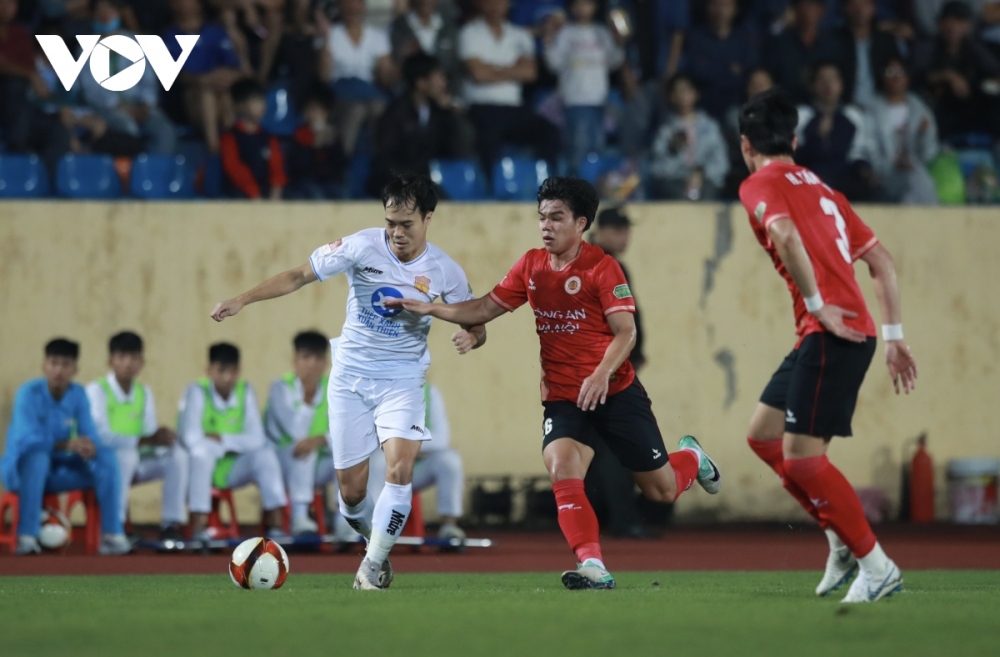 Bảng xếp hạng V-League mới nhất: Nam Định giữ vững ngôi đầu - Ảnh 1.