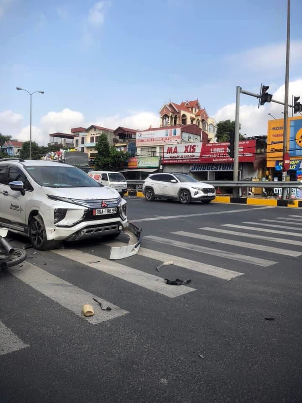 Ảnh TNGT: Va chạm với xe máy, Mitsubishi Xpander vỡ tan cản trước - Ảnh 1.