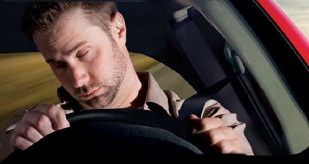 Các dấu hiệu tài xế sắp ngủ gật khi lái xe - Ảnh 1.