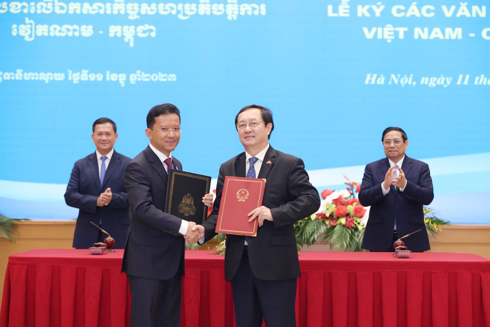 Việt Nam và Campuchia ký kết ba văn kiện hợp tác song phương - Ảnh 3.