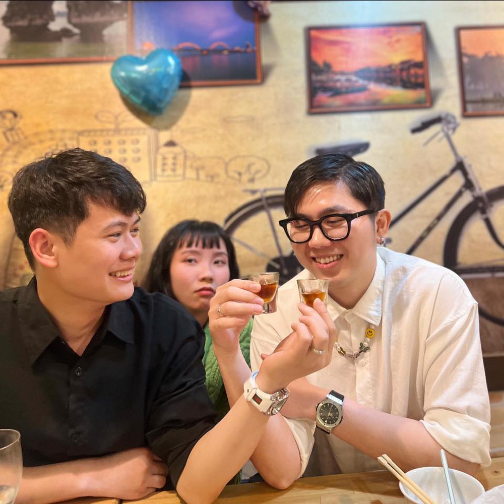 Sang Nhật cô đơn, chàng IT phải lòng nam đồng nghiệp điển trai sau đêm Noel - Ảnh 2.