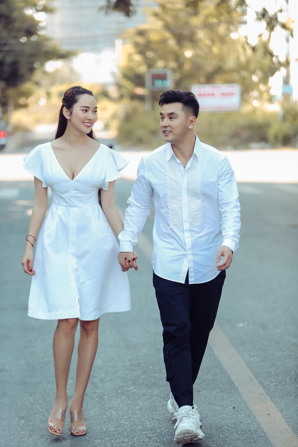 Nam ca sĩ đình đám yêu say đắm người phụ nữ 1 lần đò, thương con vợ như con ruột - Ảnh 1.