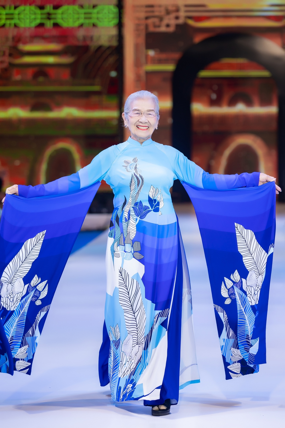 NSƯT Phi Điểu tuổi 90 vẫn tự tin catwalk, Đỗ Hà khoe nhan sắc xinh đẹp, phủ nhận từ bỏ showbiz - Ảnh 2.