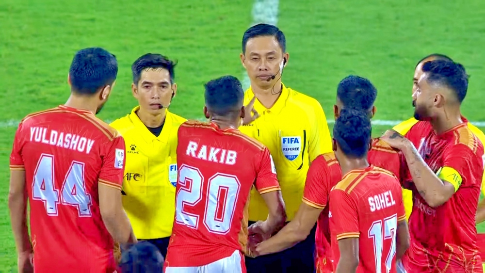 Trọng tài Ngô Duy Lân bị “bao vây” khi làm nhiệm vụ ở AFC Cup - Ảnh 1.