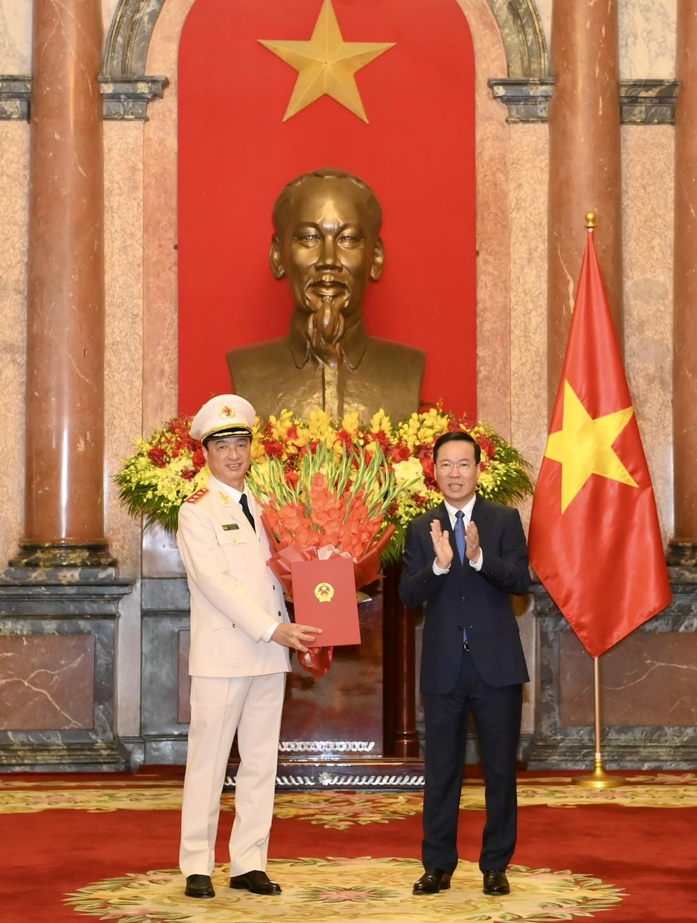 Chủ tịch nước trao quyết định thăng cấp bậc hàm Thượng tướng cho Thứ trưởng Bộ Công an Nguyễn Duy Ngọc - Ảnh 1.
