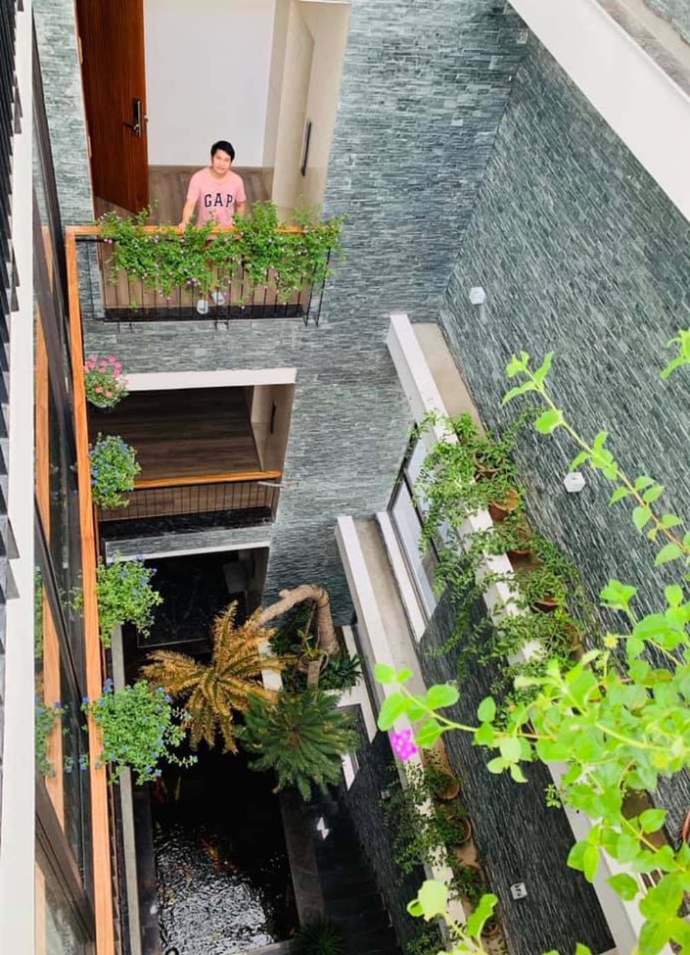 3 căn biệt thự bề thế và cuộc sống điền viên của ông hoàng nhạc đỏ Trọng Tấn bên bà xã tài giỏi - Ảnh 1.