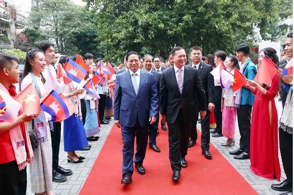 Thủ tướng Việt Nam và Campuchia thăm Trường Đại học Ngoại thương - Ảnh 1.