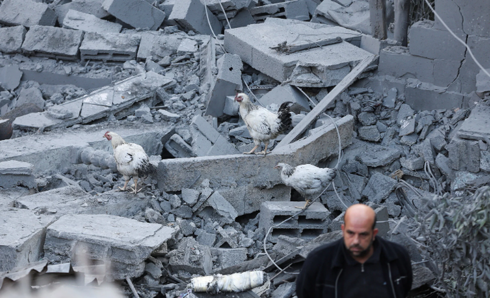 Đêm kinh hoàng ở Gaza: Tăng Israel chọc thủng Khan Younis, lính bắn tỉa chiếm chốt, súng nổ không ngừng - Ảnh 1.